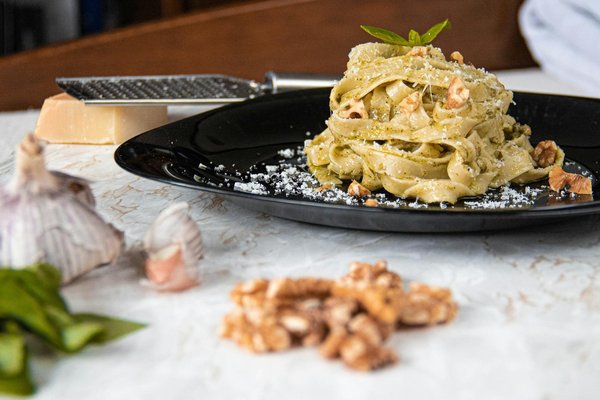 How can UK pet owners choose the right diet for their pets?